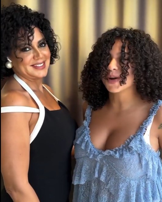 الأسود ملكها والستايل لعبتها… رانيا يوسف بإطلالة جريئة وابنتها نسخة منها